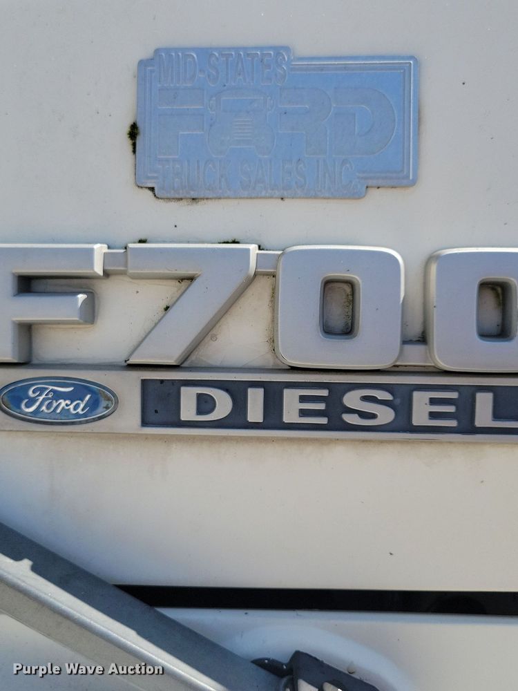 image for item KB9043 1993 Ford F700 truck cab and chassis