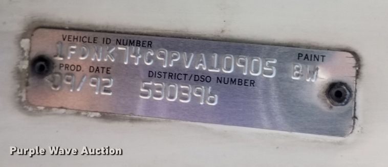 image for item KB9043 1993 Ford F700 truck cab and chassis