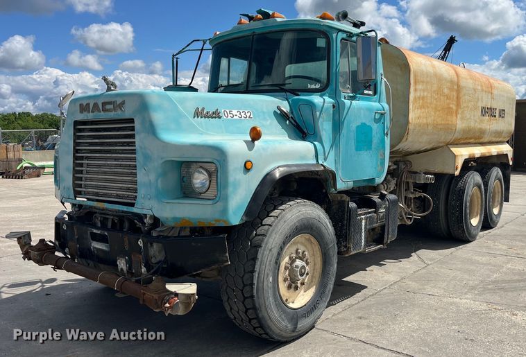 image for item LD9415 1993 Mack DM690S water truck