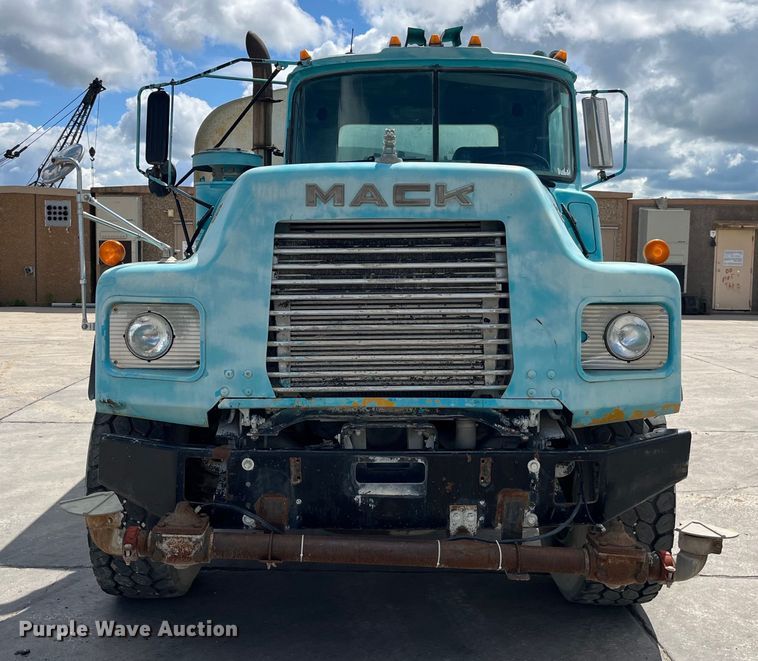 image for item LD9415 1993 Mack DM690S water truck