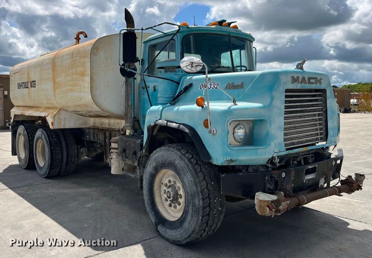 image for item LD9415 1993 Mack DM690S water truck