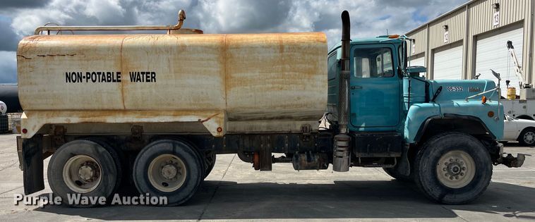 image for item LD9415 1993 Mack DM690S water truck