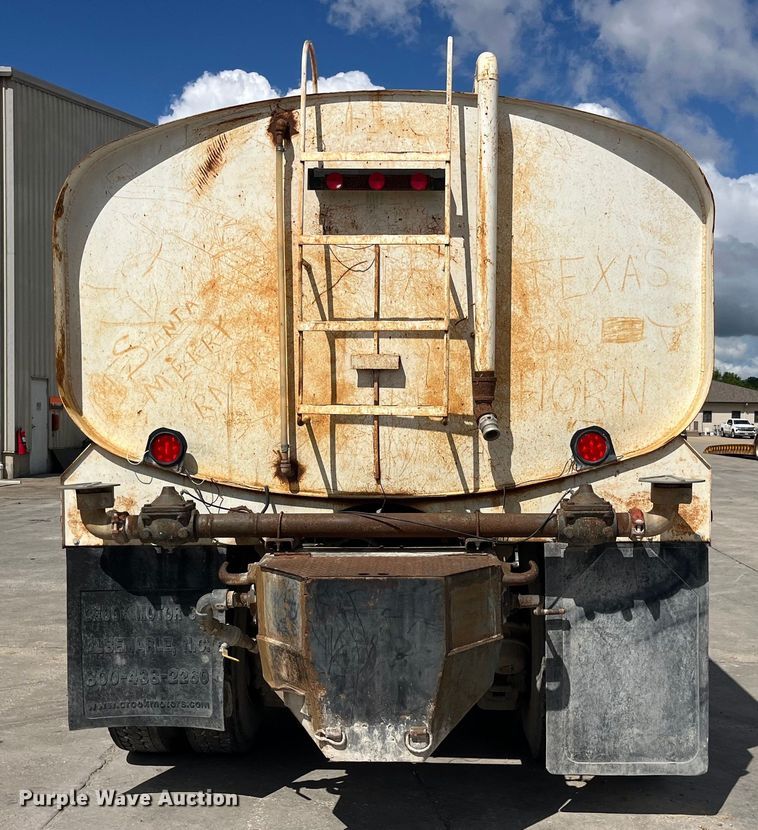 image for item LD9415 1993 Mack DM690S water truck