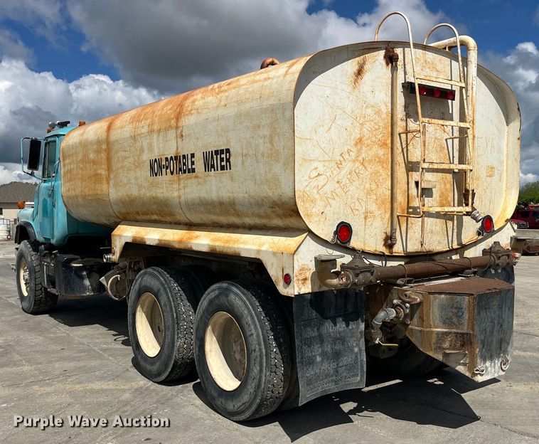 image for item LD9415 1993 Mack DM690S water truck