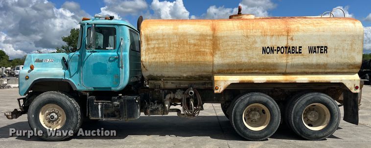 image for item LD9415 1993 Mack DM690S water truck