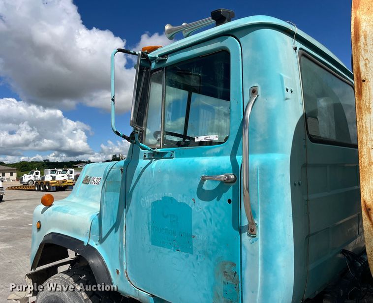 image for item LD9415 1993 Mack DM690S water truck