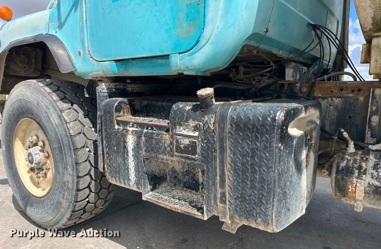 image for item LD9415 1993 Mack DM690S water truck