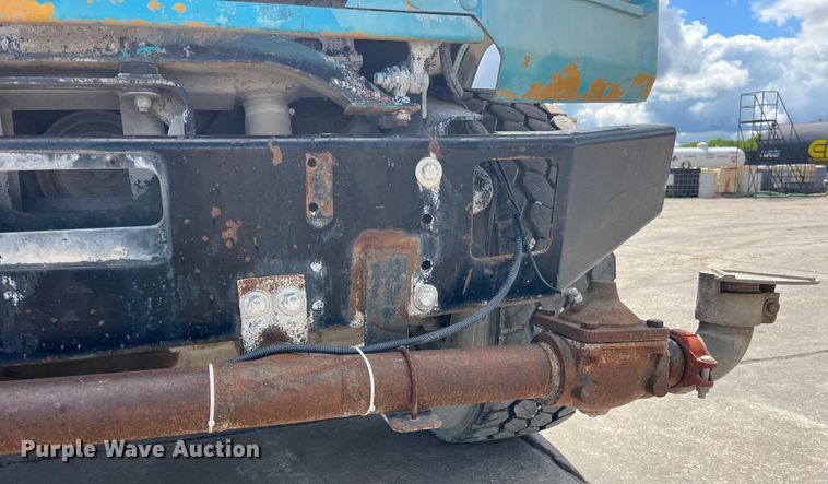 image for item LD9415 1993 Mack DM690S water truck