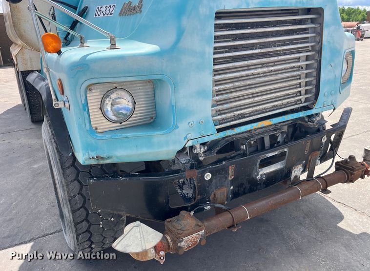 image for item LD9415 1993 Mack DM690S water truck