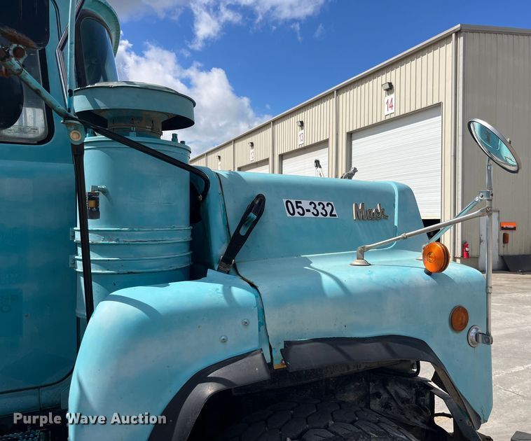 image for item LD9415 1993 Mack DM690S water truck