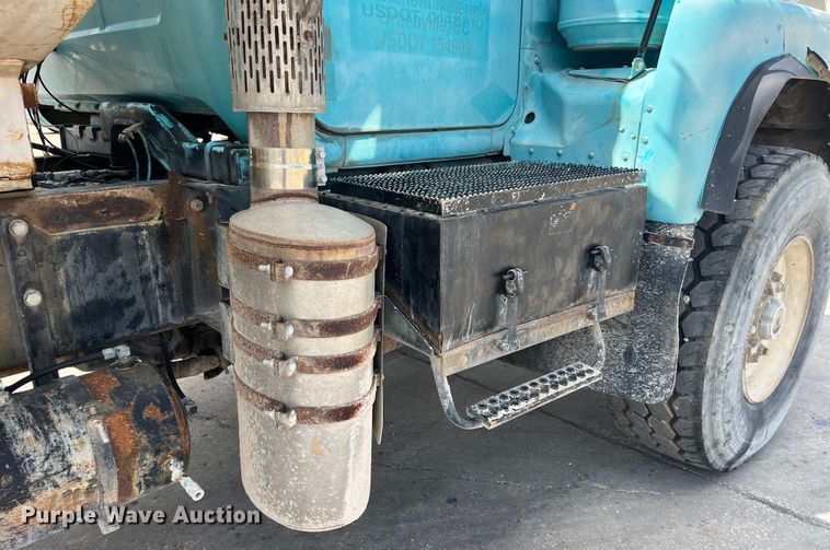 image for item LD9415 1993 Mack DM690S water truck