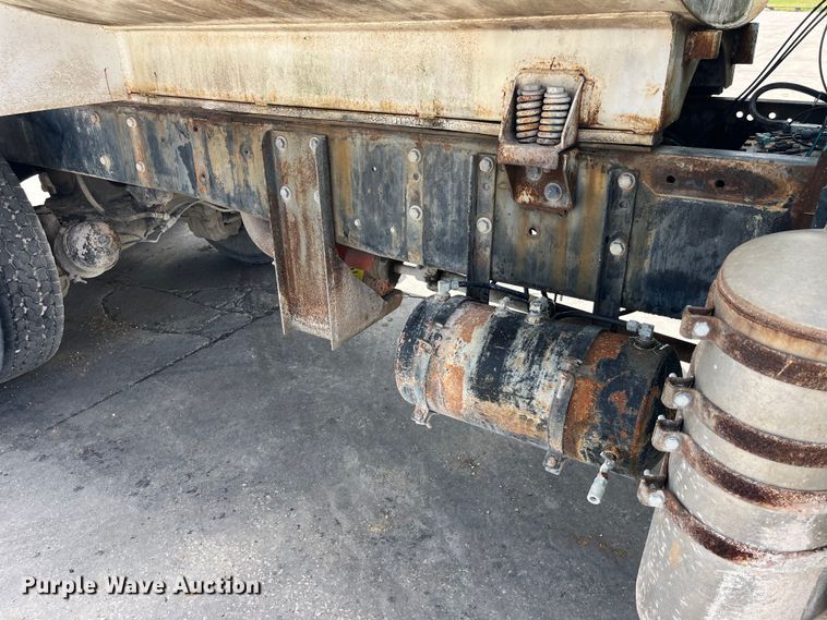 image for item LD9415 1993 Mack DM690S water truck