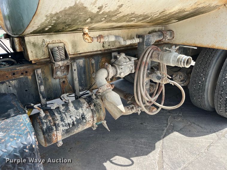 image for item LD9415 1993 Mack DM690S water truck