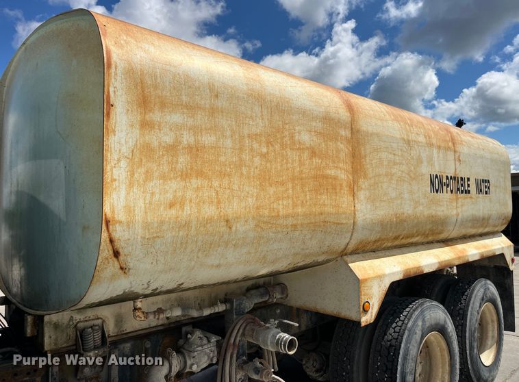 image for item LD9415 1993 Mack DM690S water truck