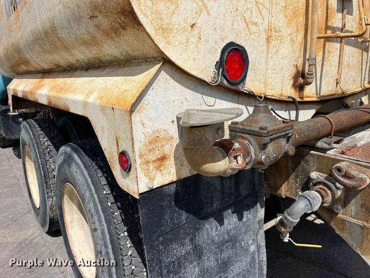 image for item LD9415 1993 Mack DM690S water truck