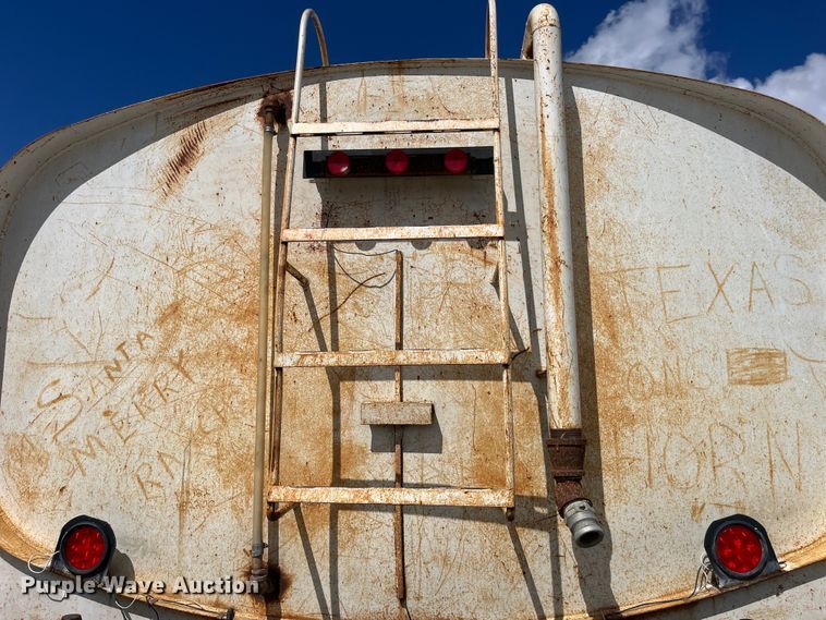 image for item LD9415 1993 Mack DM690S water truck