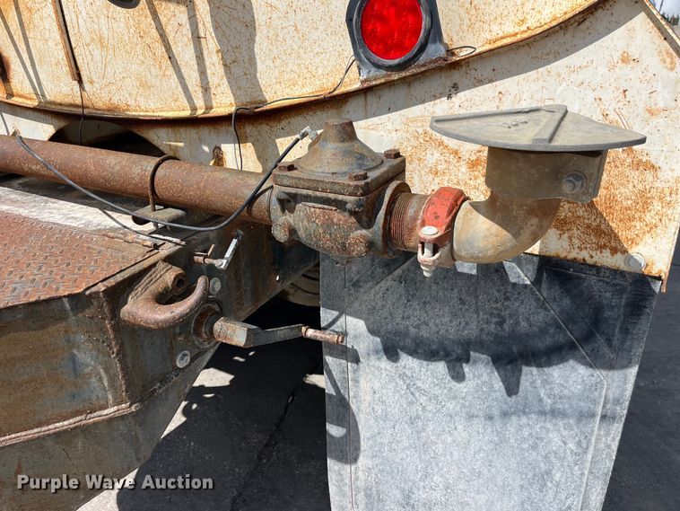 image for item LD9415 1993 Mack DM690S water truck