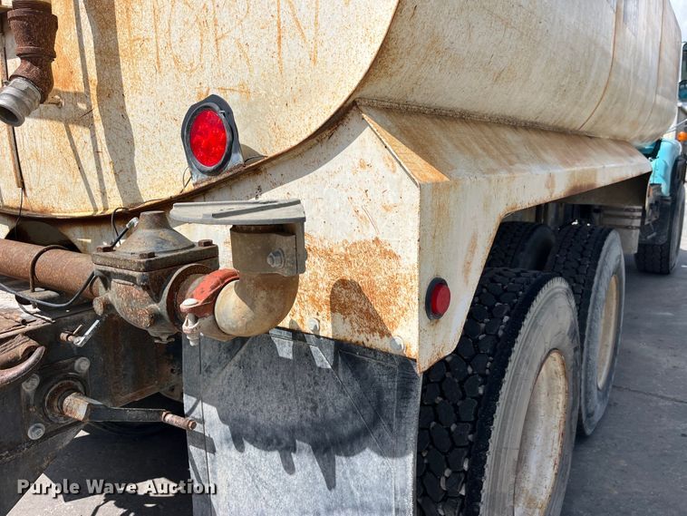 image for item LD9415 1993 Mack DM690S water truck