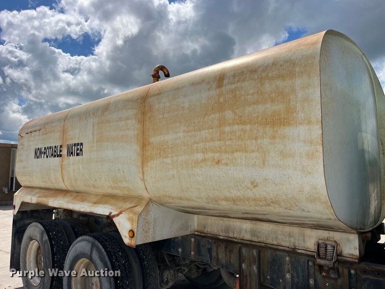 image for item LD9415 1993 Mack DM690S water truck