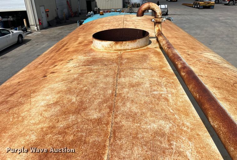 image for item LD9415 1993 Mack DM690S water truck