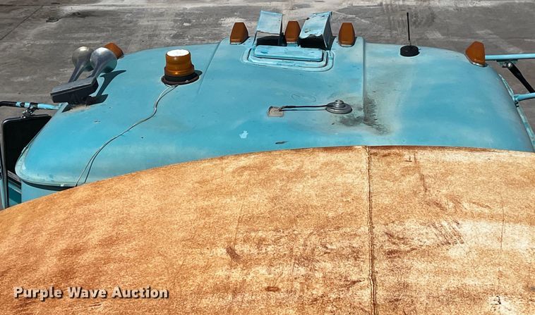 image for item LD9415 1993 Mack DM690S water truck