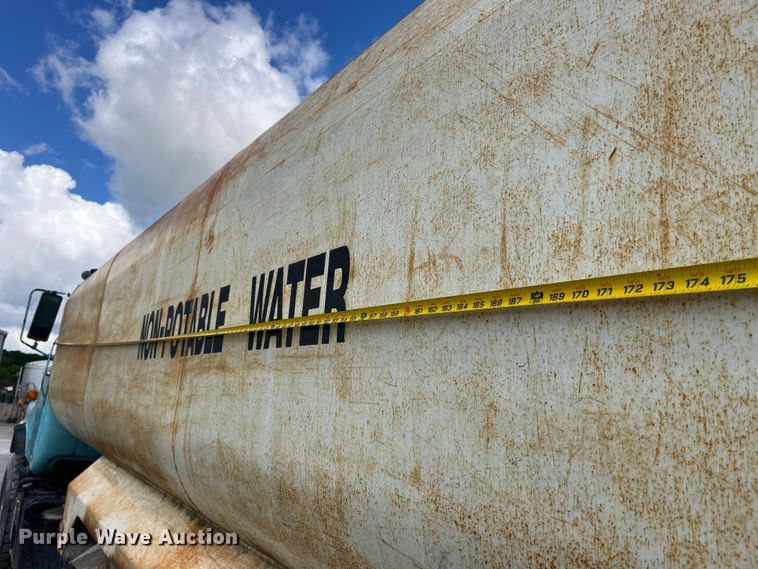 image for item LD9415 1993 Mack DM690S water truck