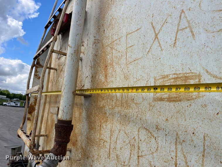 image for item LD9415 1993 Mack DM690S water truck