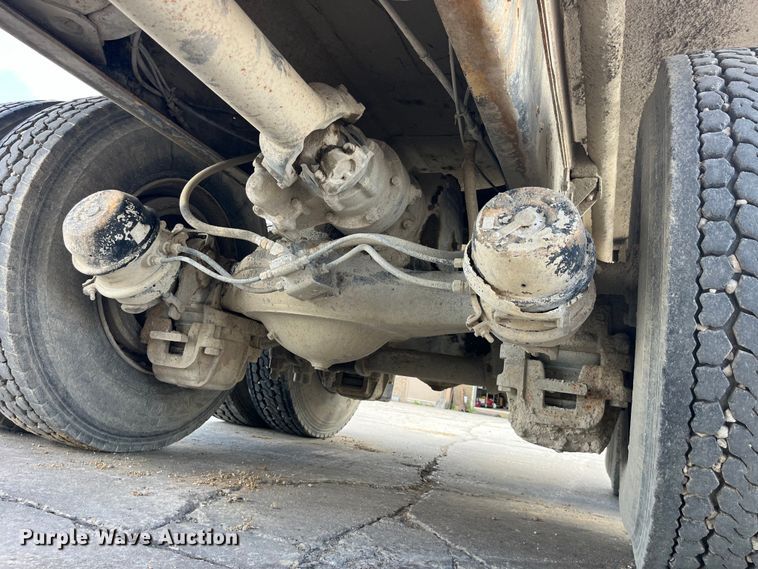 image for item LD9415 1993 Mack DM690S water truck