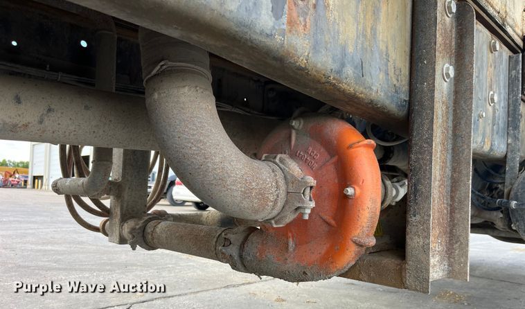 image for item LD9415 1993 Mack DM690S water truck