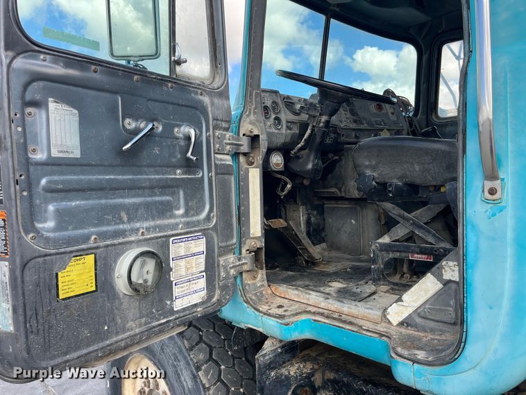 image for item LD9415 1993 Mack DM690S water truck