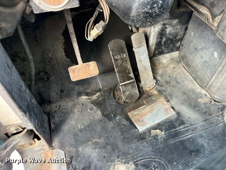 image for item LD9415 1993 Mack DM690S water truck