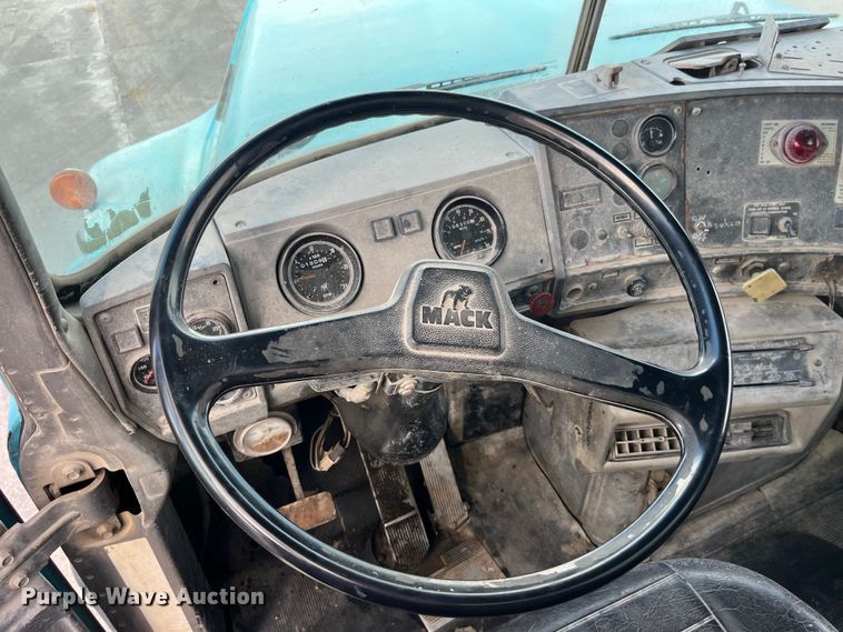 image for item LD9415 1993 Mack DM690S water truck