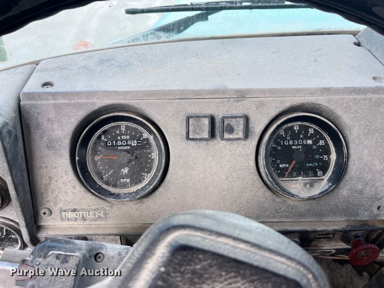 image for item LD9415 1993 Mack DM690S water truck