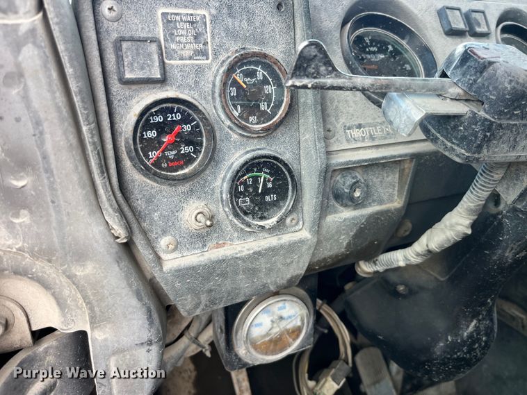 image for item LD9415 1993 Mack DM690S water truck