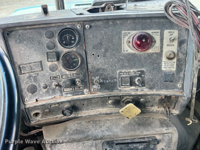 image for item LD9415 1993 Mack DM690S water truck