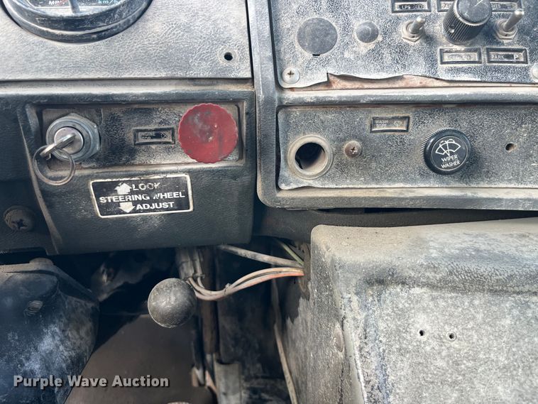 image for item LD9415 1993 Mack DM690S water truck