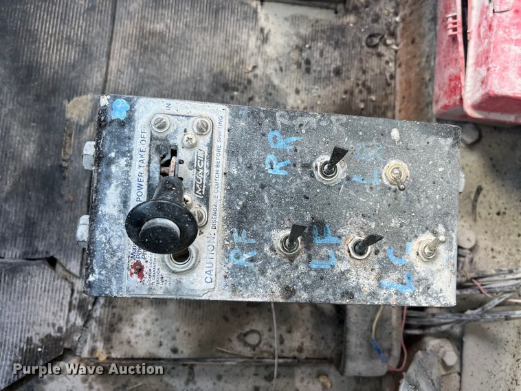 image for item LD9415 1993 Mack DM690S water truck