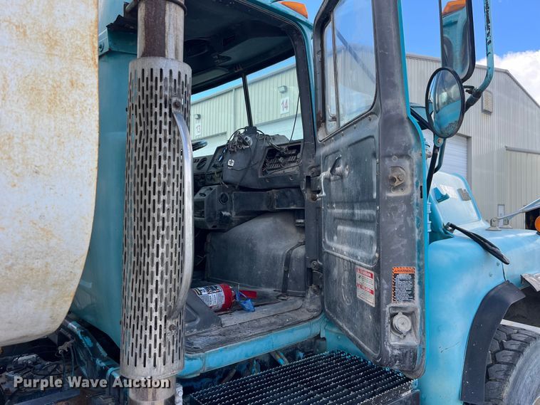 image for item LD9415 1993 Mack DM690S water truck