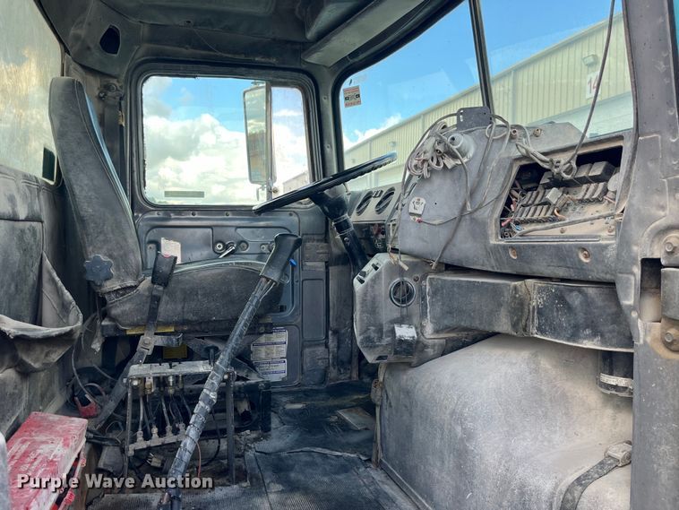 image for item LD9415 1993 Mack DM690S water truck