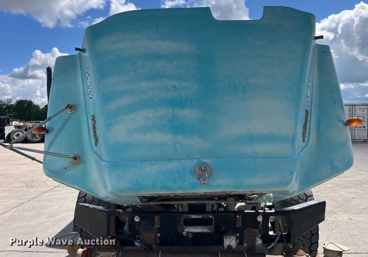 image for item LD9415 1993 Mack DM690S water truck