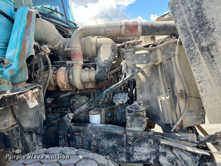 image for item LD9415 1993 Mack DM690S water truck