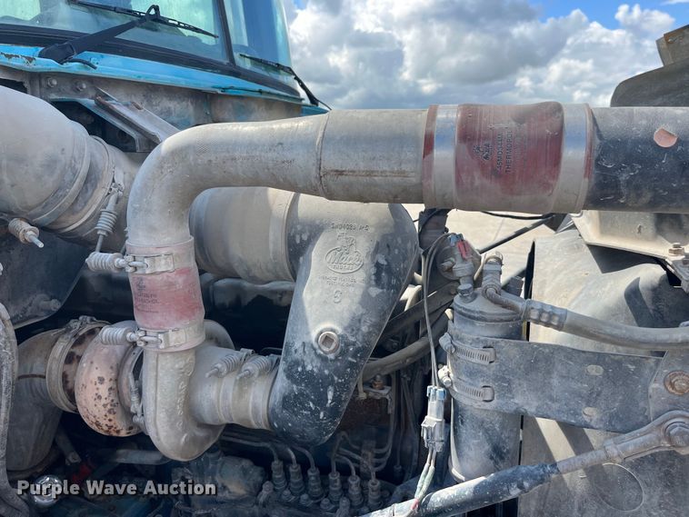 image for item LD9415 1993 Mack DM690S water truck