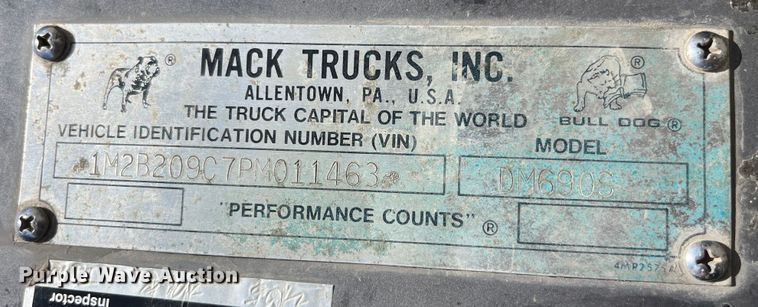 image for item LD9415 1993 Mack DM690S water truck