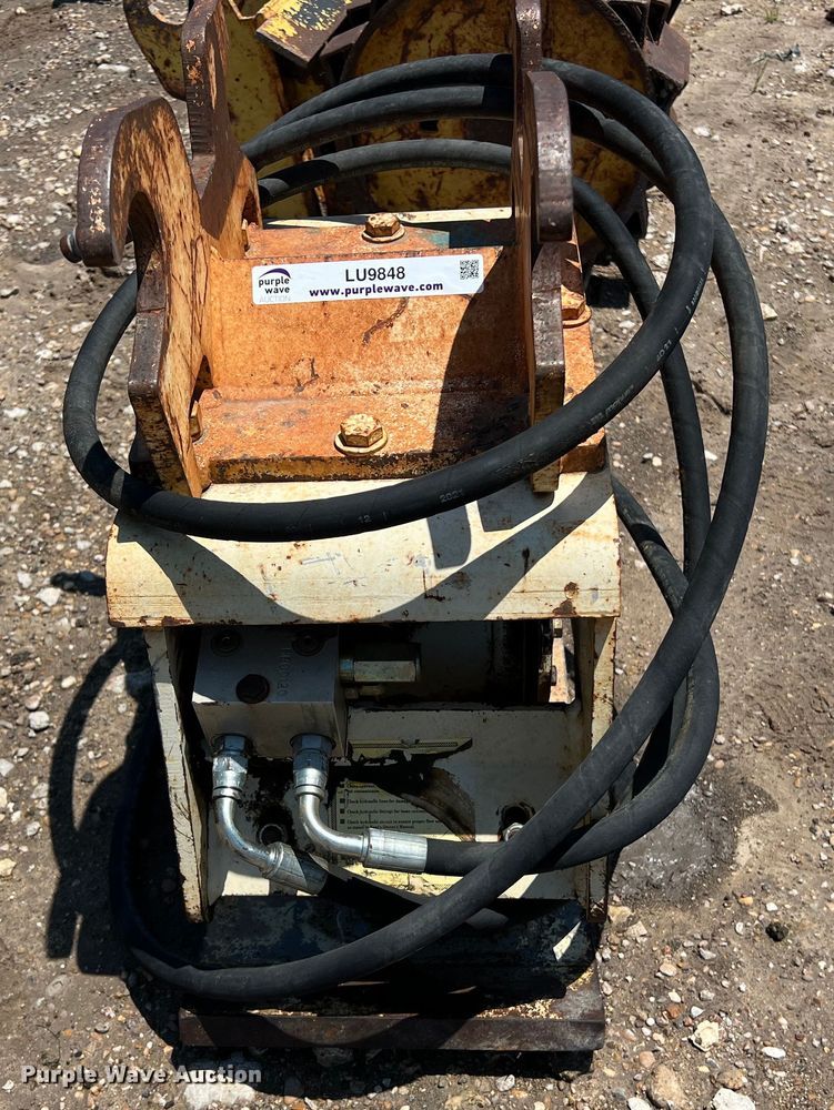 image for item LU9848 Mini excavator compactors