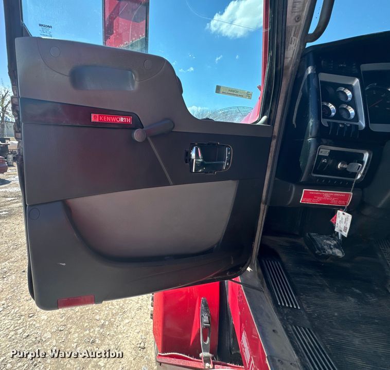 image for item ND9064 2010 Kenworth T800 dump truck