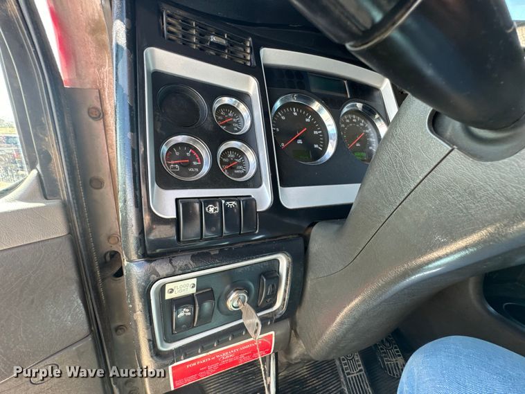 image for item ND9064 2010 Kenworth T800 dump truck