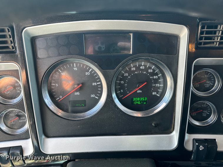 image for item ND9064 2010 Kenworth T800 dump truck