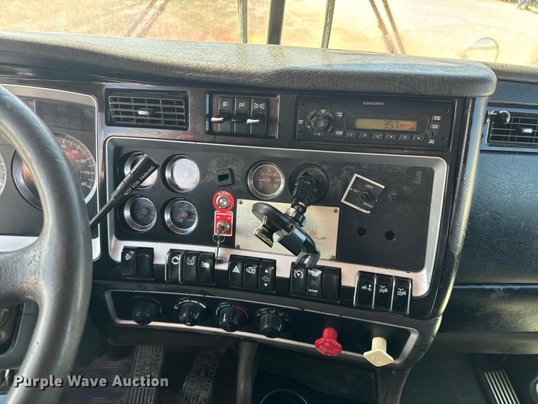 image for item ND9064 2010 Kenworth T800 dump truck