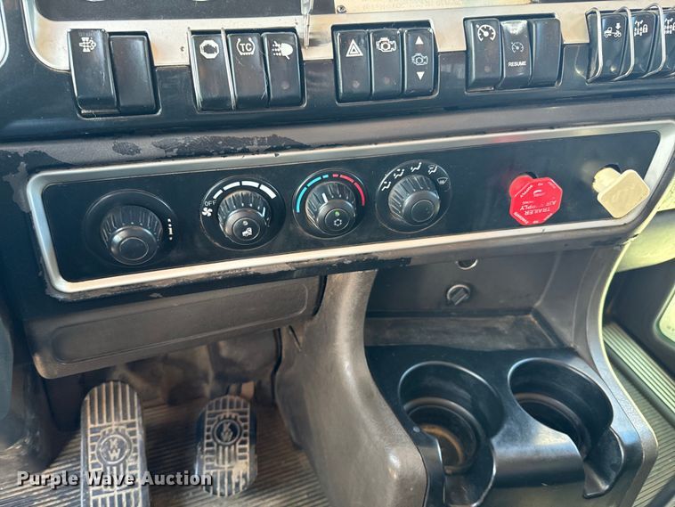 image for item ND9064 2010 Kenworth T800 dump truck