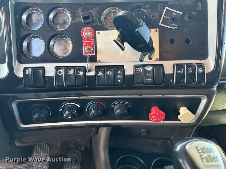 image for item ND9064 2010 Kenworth T800 dump truck